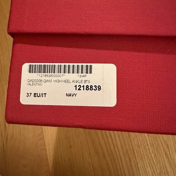 Valentino Garavani Rockstud quilted velvet ankle boots - Picture 8 of 8